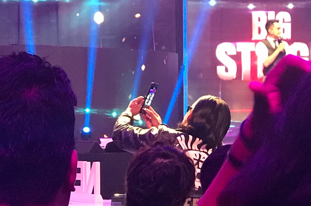 Noh ambil kesempatan untuk berswafoto.